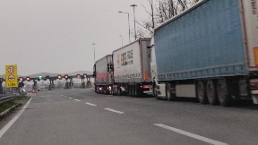 Kamioni čekaju 10 sati